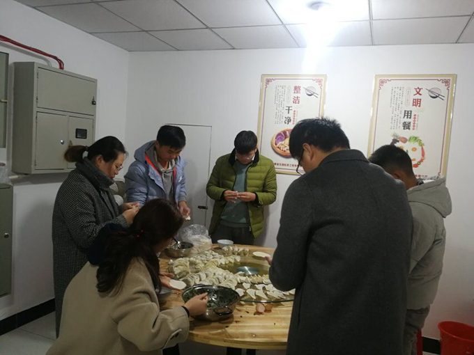 冬至陽生春又來，溫暖感恩促情誼——廣德路項(xiàng)目部舉辦包餃子活動